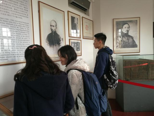 同学们参观红楼_副本.jpg