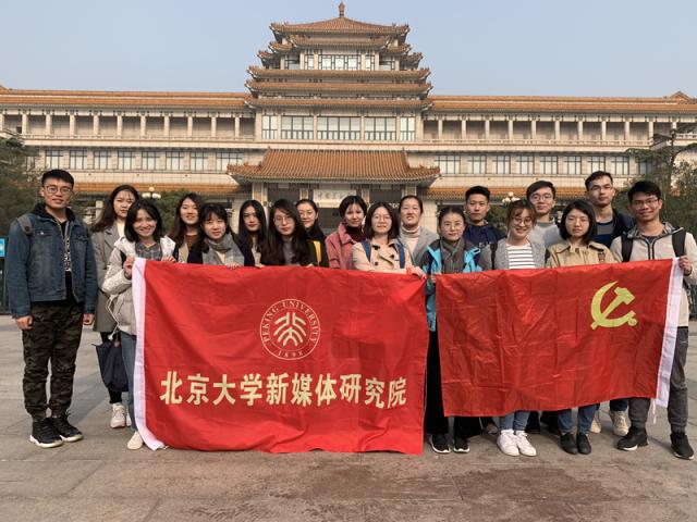 美术馆前合影_副本.jpg