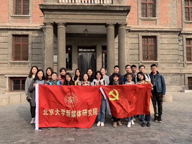 红楼前合影_副本.jpg